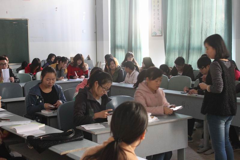 班级心理健康教育宣传员领取精美心理健康书签,发至每位学生手中。